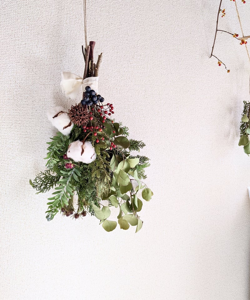 綿花と野バラの実を針葉樹と束ねた冬に飾る　クリスマス　スワッグ 綿花と野バラの実を針葉樹と束ねた冬に飾る クリスマス スワッグ