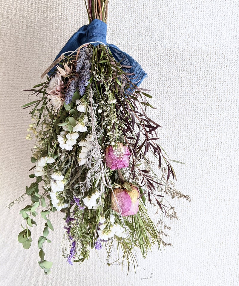 紅いユーカリポポラスと白のスターチス、ローズマリーなどのハーブを