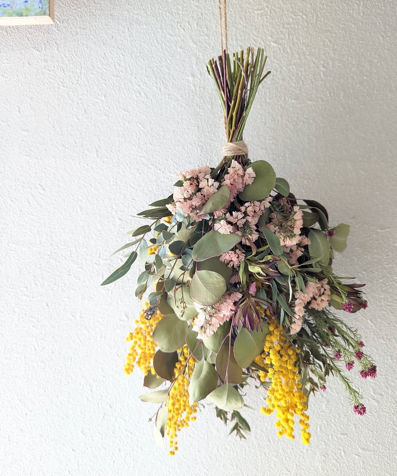 ミモザやユーカリ、スターチス、ライスフラアーなどレトロで小ぶりな