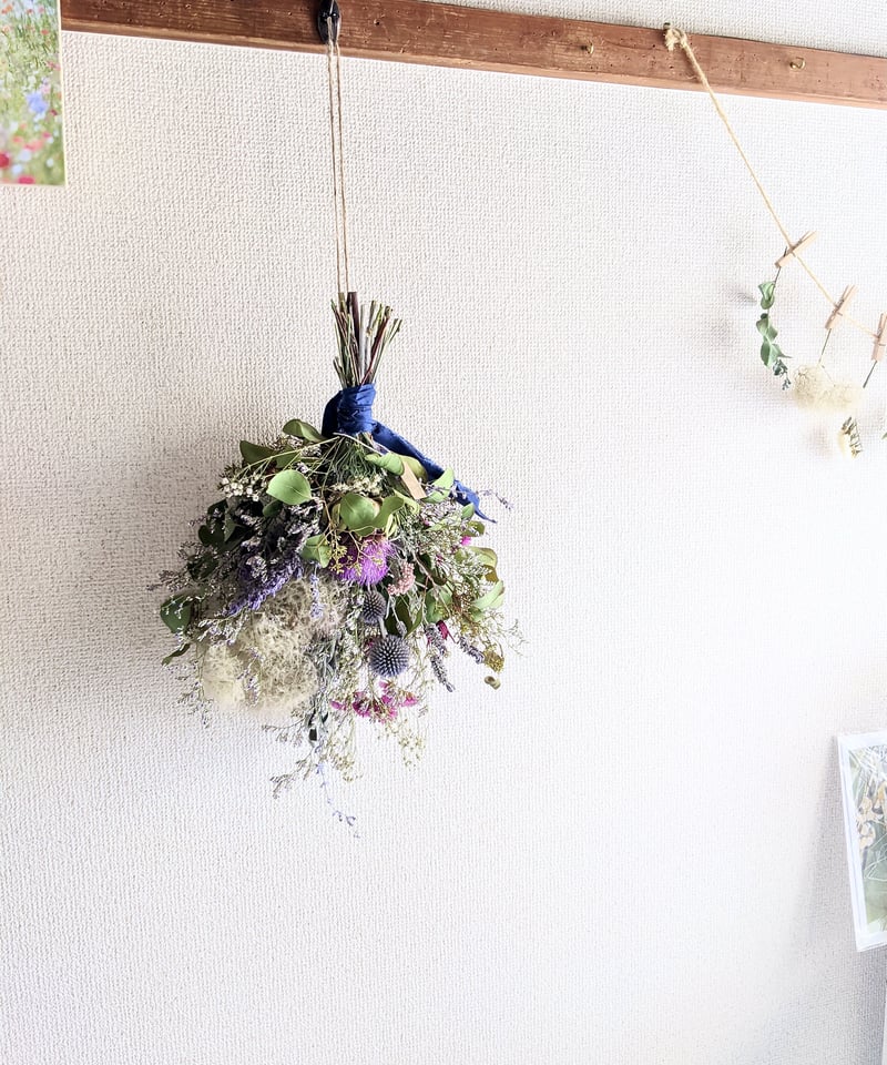 アーティチョークやスモークツリー、ブルーファンタジーを使った素朴な