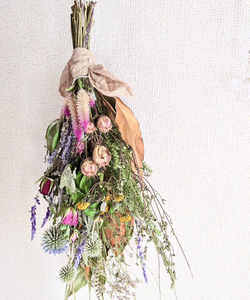 オーレアミモザとエリンジウムのリース ビオラ アメジストセージ