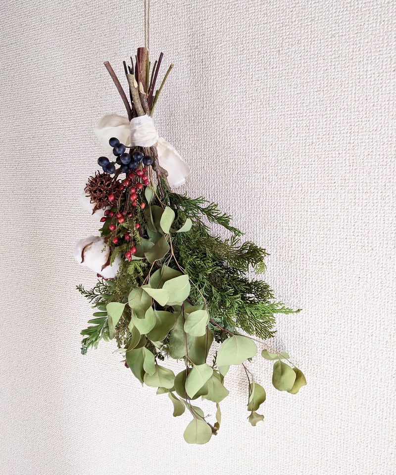 コットンと野バラの実とシャリンバイを組み合わせた、素朴な冬ドライ