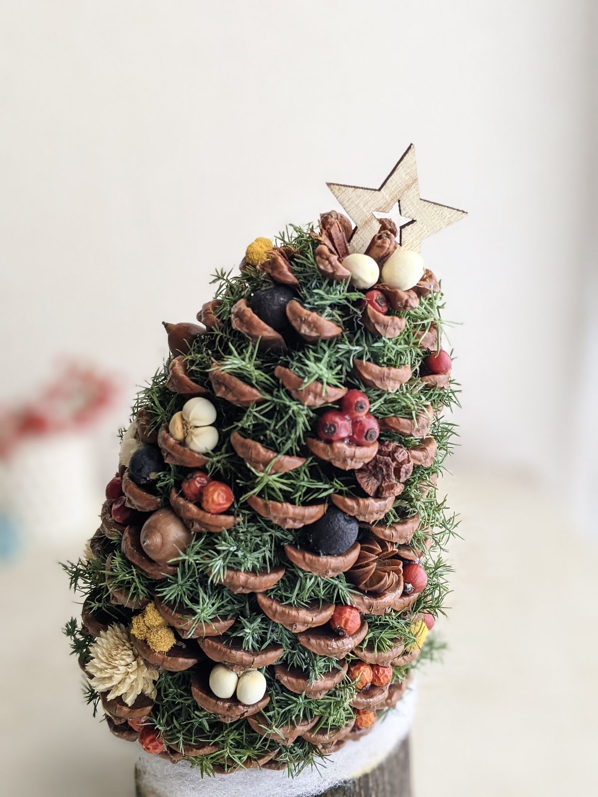 山百合とナンキンハゼ ノイバラの実を束ねた クリスマスとお正月 