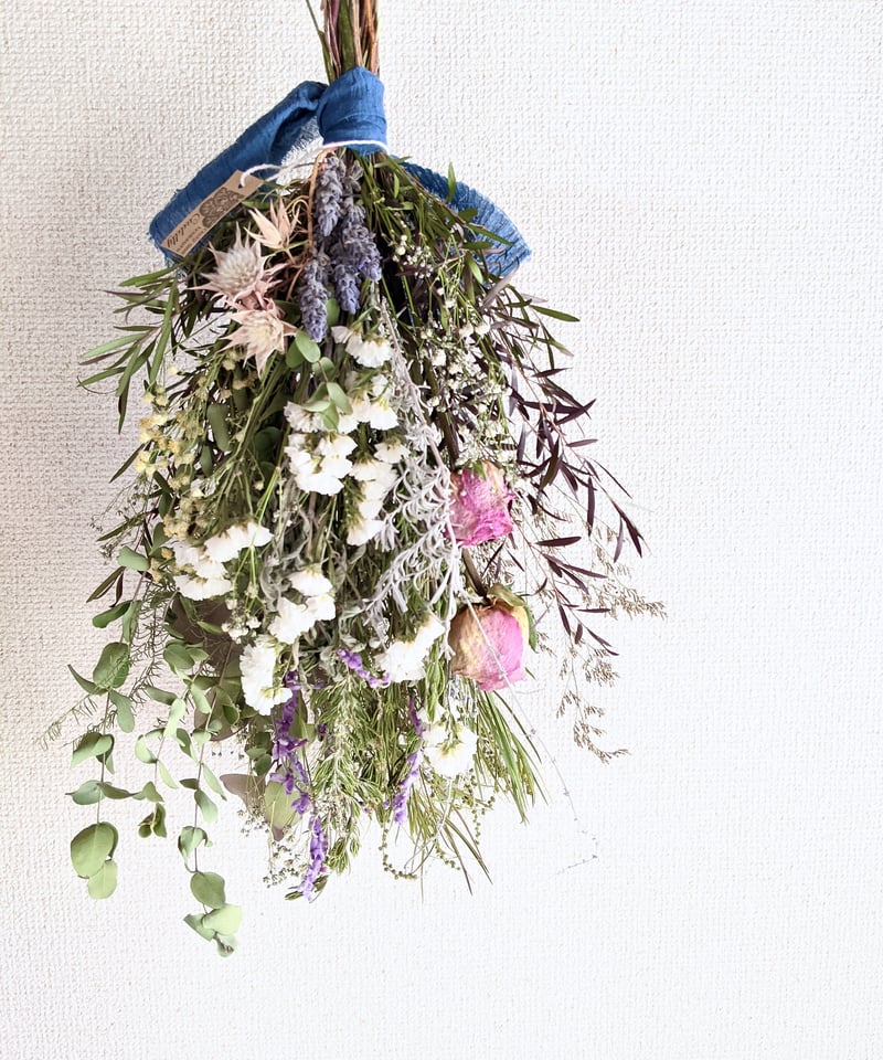 紅いユーカリポポラスと白のスターチス、ローズマリーなどのハーブを