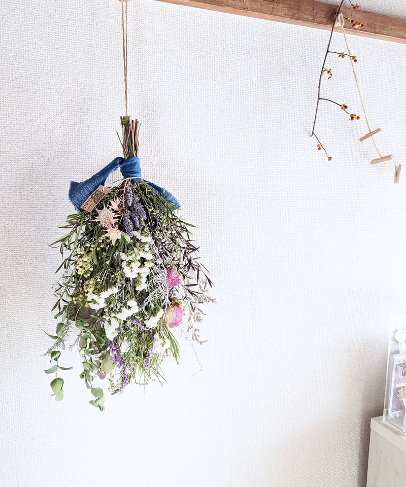 紅いユーカリポポラスと白のスターチス、ローズマリーなどのハーブを