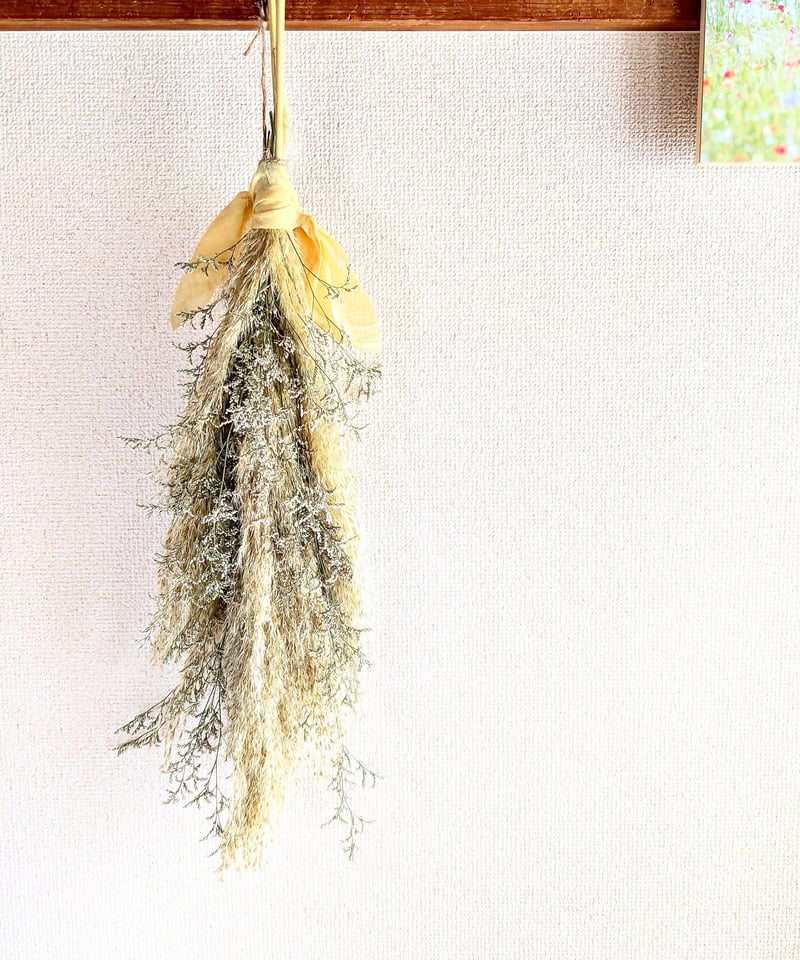 自家製パンパスグラスとブルーファンタジーの秋感じる黄金色の縦長