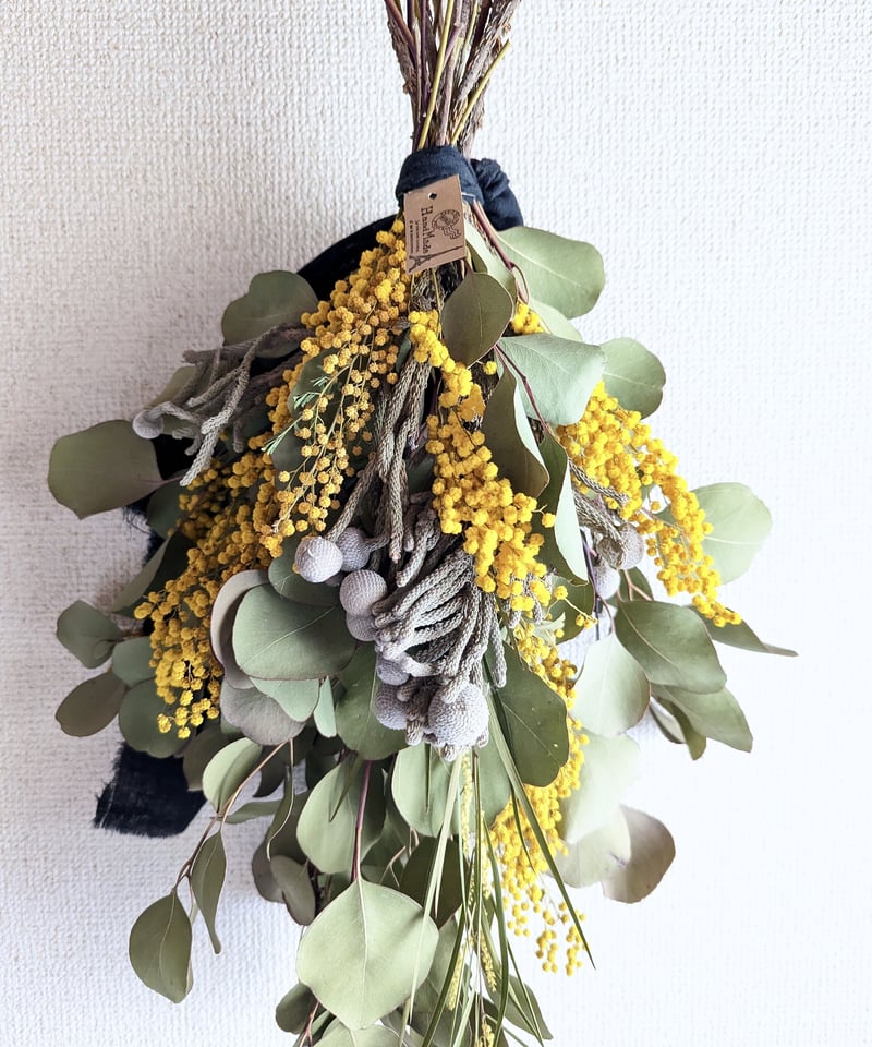 ミモザとユーカリポポラス、シルバーブルニアを使ったシックなドライ