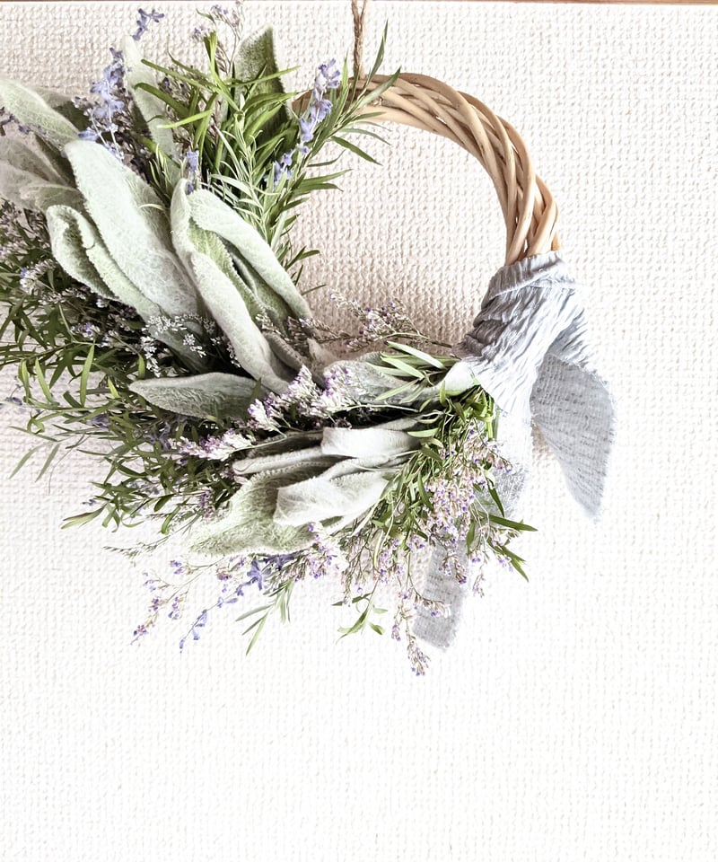 ライムズイヤーとロシアンセージ、ブルーファンタジーのシックで素朴な