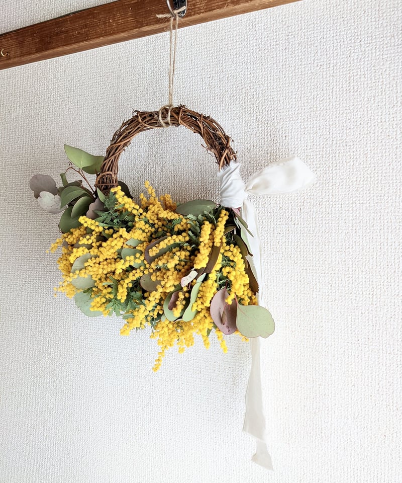 ミモザとユーカリポポラスの素朴でシンプルな黄色いドライフラワー