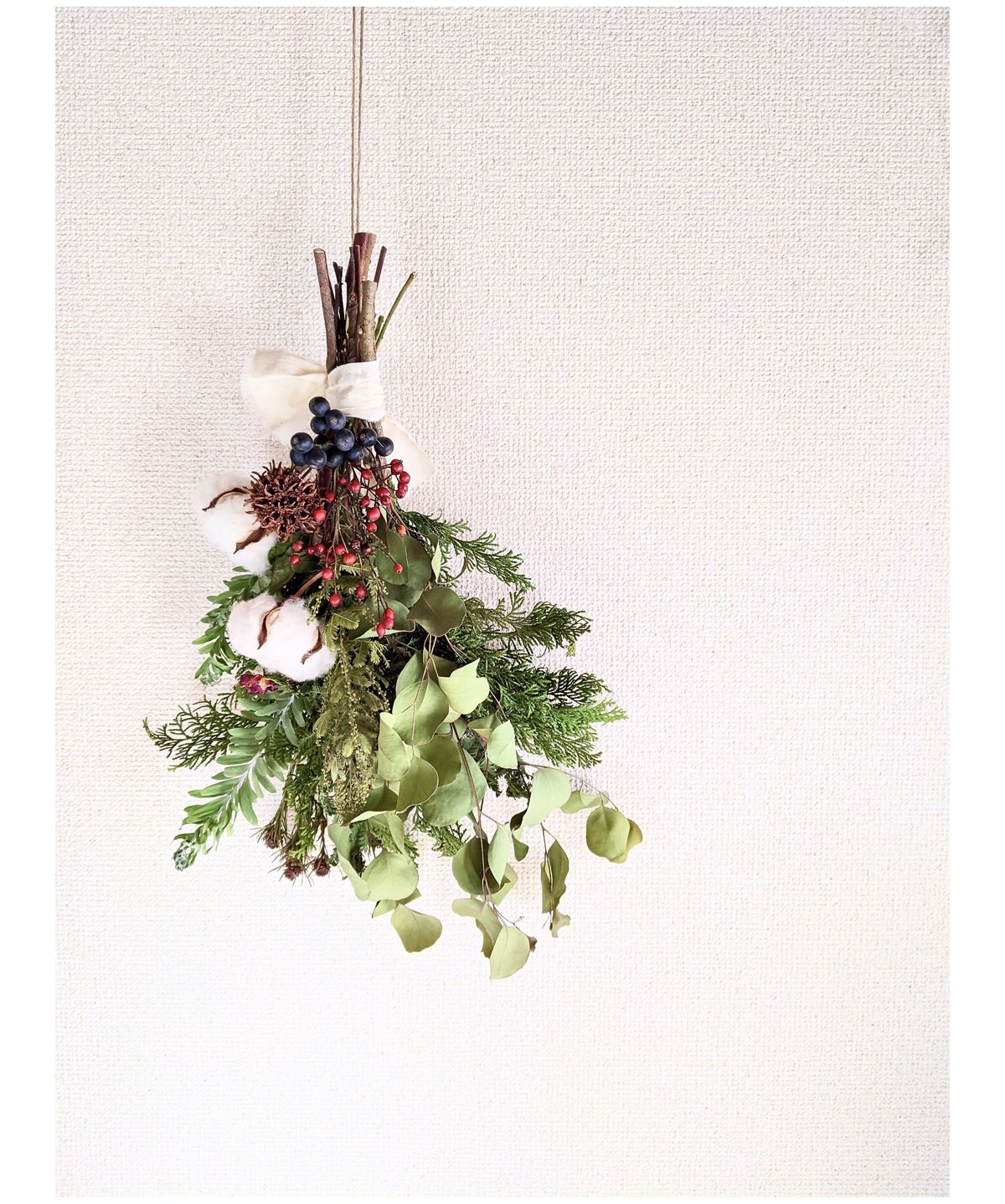 綿花と野バラの実を針葉樹と束ねた冬に飾る クリスマス スワッグ 綿花