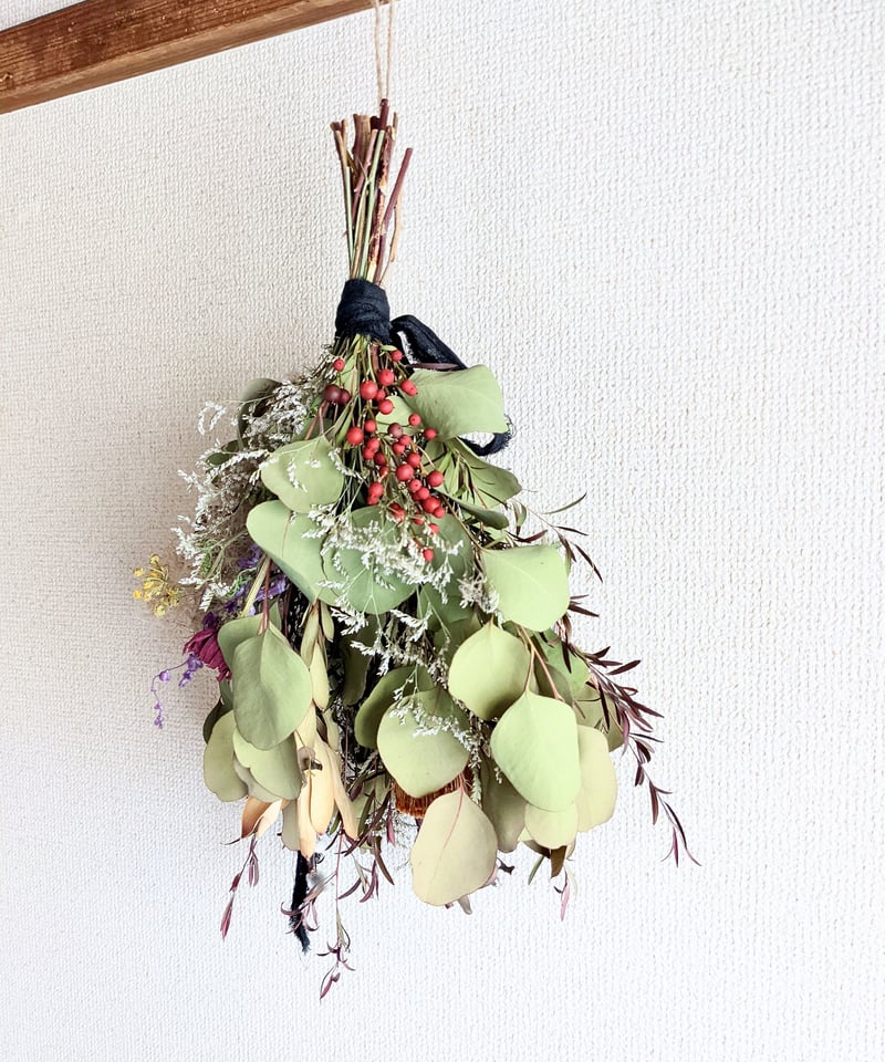 たわわに実った南天と雲雀やポポラスのシックなブーケ ドライフラワー