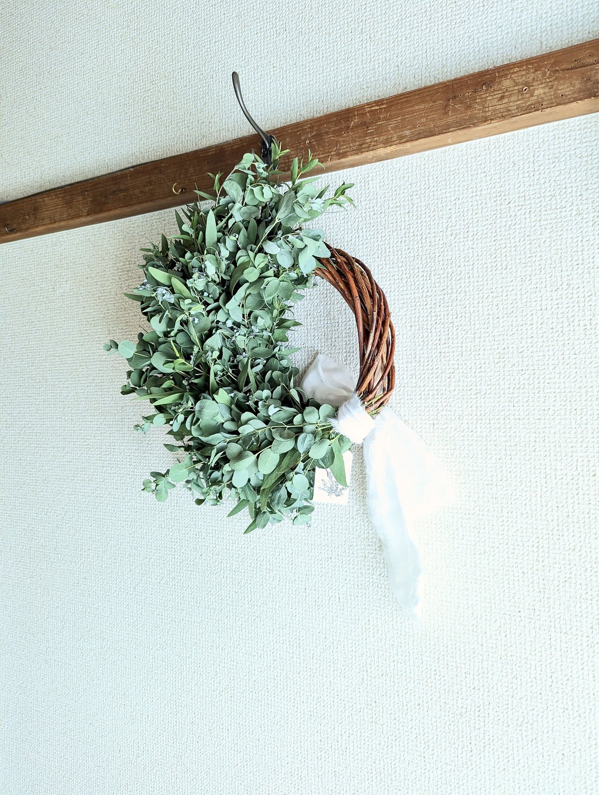 2種類のユーカリを使ったのシンプルでグリーンなドライフラワーリース
