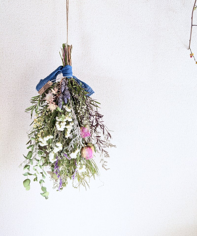 紅いユーカリポポラスと白のスターチス、ローズマリーなどのハーブを