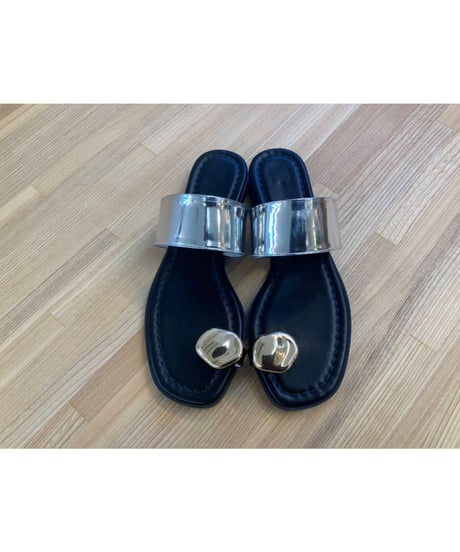 【再入荷✨】Metal motif thong sandals / atelierbrugge