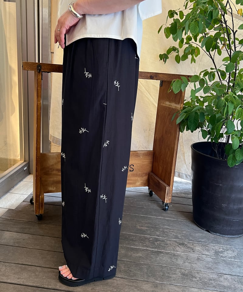 刺繍リラクシーワイドパンツ612-96081 /CNICAL | CALENDRIER on