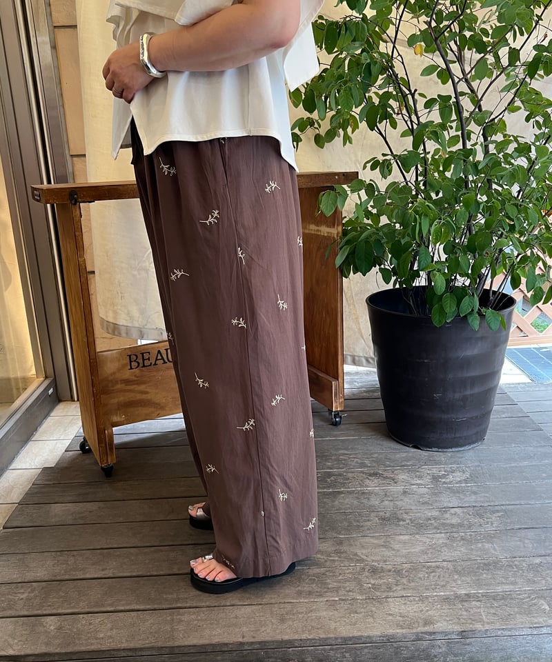 刺繍リラクシーワイドパンツ612-96081 /CNICAL | CALENDRIER on