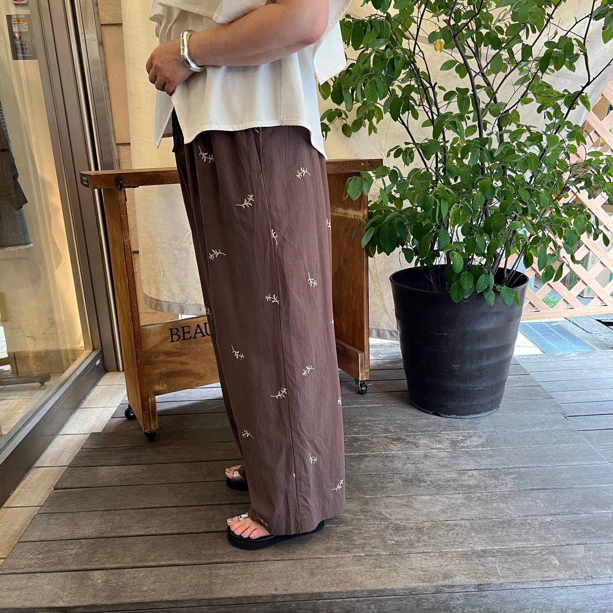 刺繍リラクシーワイドパンツ612-96081 /CNICAL | CALENDRIER on