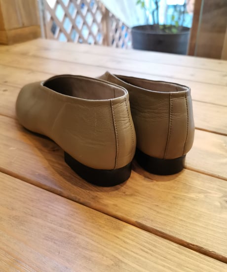 ブイカットパンプス
