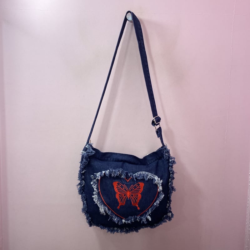 B23354】バタフライ×ハート刺繍デニムショルダーバッグ | (me) B23354】バタフライ×ハート刺繍デニムショルダーバッグ | (me)