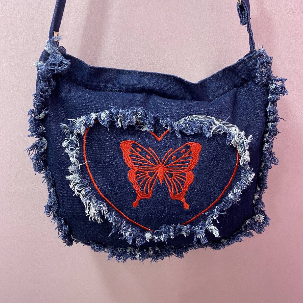 B23354】バタフライ×ハート刺繍デニムショルダーバッグ | (me) B23354】バタフライ×ハート刺繍デニムショルダーバッグ | (me)