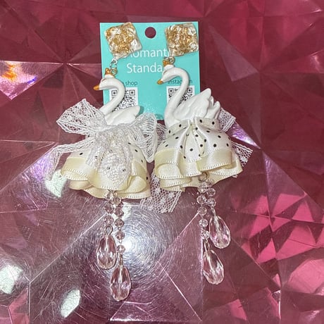 Dressed up swan ピアス