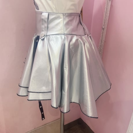 シャイニーヘムスカート