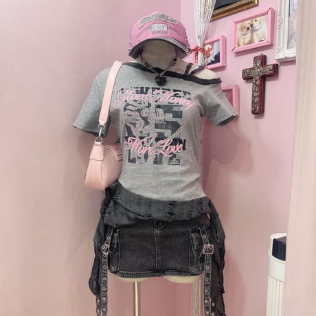 Pinkyロゴフリルヘムトップス