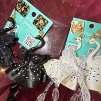 Dressed up swan ピアス