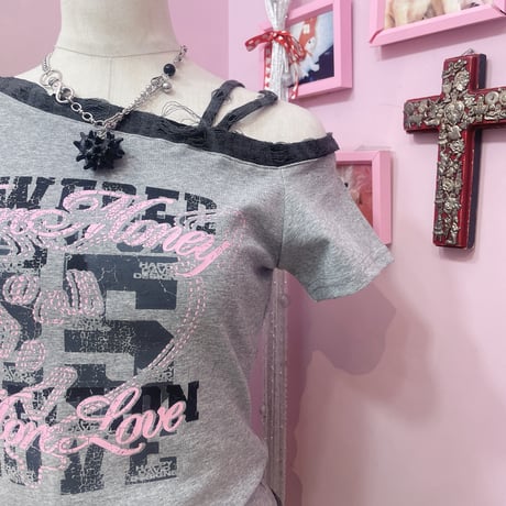 Pinkyロゴフリルヘムトップス