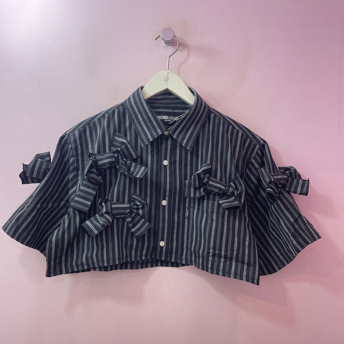 UNDECORATEDMAN / ストライプリボンTシャツ リメイクリボンモノトーンストライプシャツ | Romantic Standard