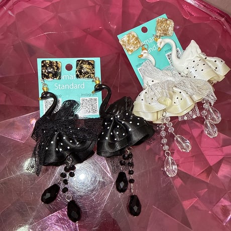 Dressed up swan ピアス
