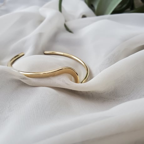 Wave gold bangle