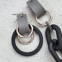 Matt black hoop×black chain