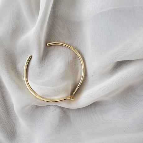 Wave gold bangle
