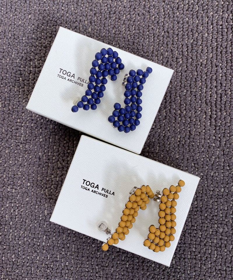3点おまとめ。TOGA PULLAボアドッキングトレンチポンチョ　ピアス2点 TOGA PULLA / Ball ear cuff / yellow, blue | pain