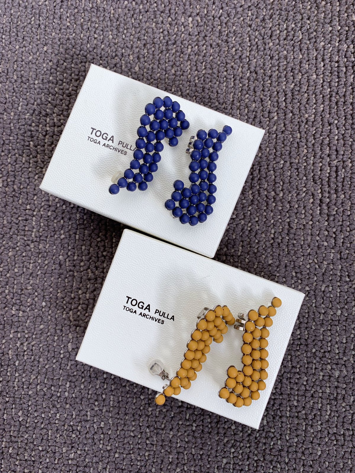 TOGA PULLA / Ball ear cuff / yellow, blue | pain