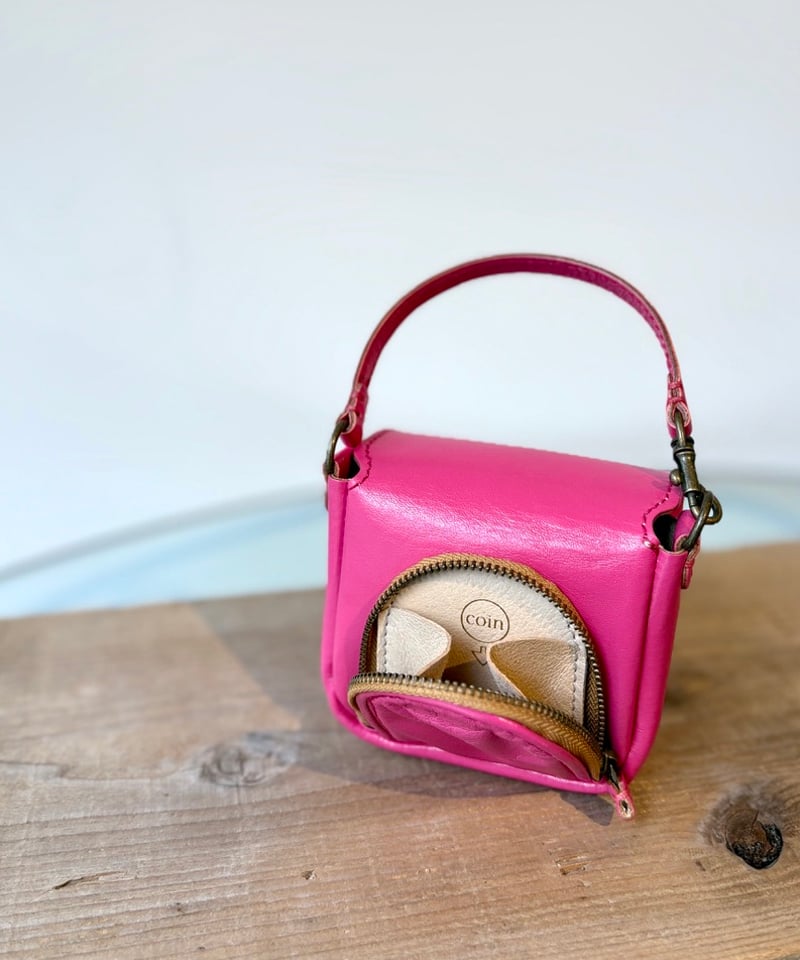 専用☆定価以下☆ebagos 籐つきミニサイフblack 2024aw 新品 eb.a.gos/籐付きミニサイフ シャイニー/PINK,BLACK | pain