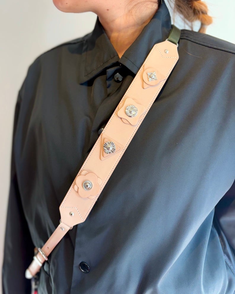 TOGA TOO/Leather phone strap/BEIGE | pain