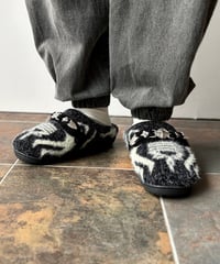 Hender Scheme / commando mule / black×white | pain