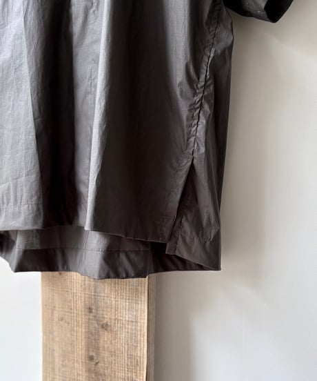 O oroject/WOVEN TEE COATED TYPEWRITER/KHAKI,DK.GREY