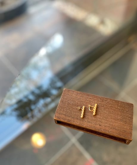 _Fot/twist from pierced earring&earring/gold