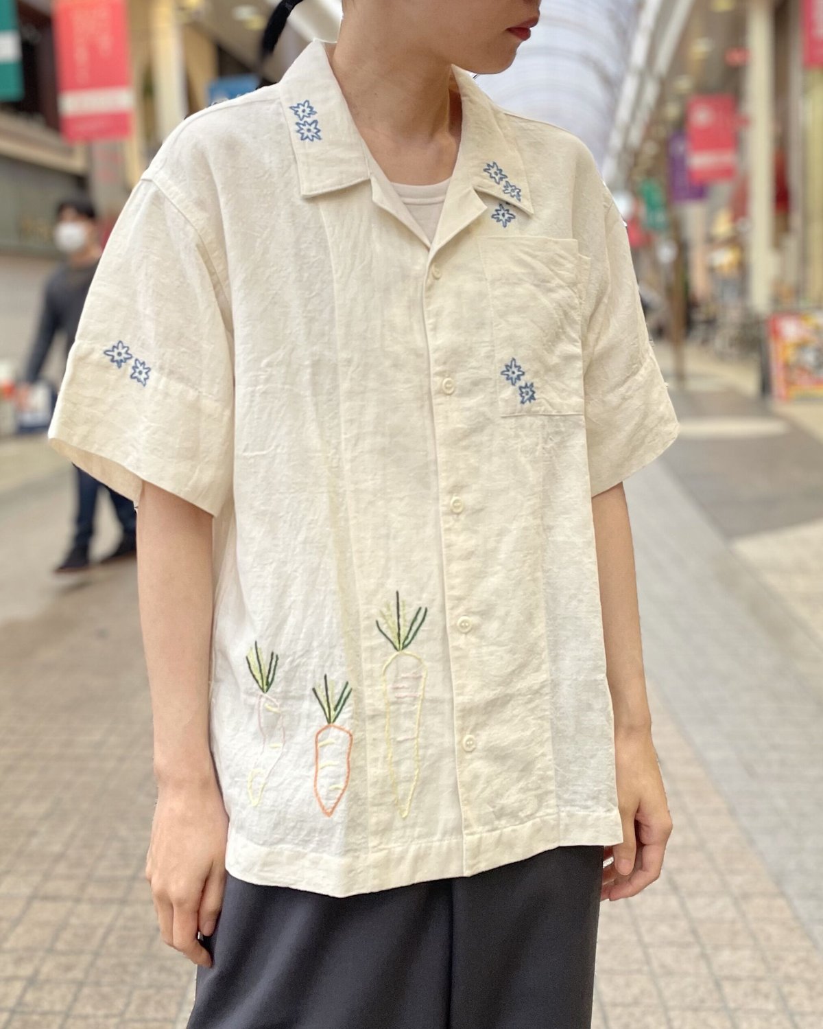STORY mfg. / GREETINGS SHIRT / CARROT HAND EMBR 