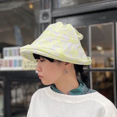 Kumi Tsuyuki / ライトグレー×イエロープリント ポケット付き帽子