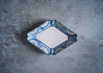 隅入菱形皿