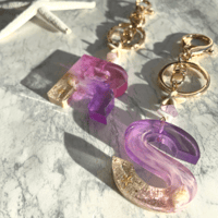 Oceanlea イニシャルキーホルダー（紫・ピンク）