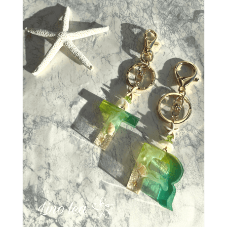 Oceanlea イニシャルキーホルダー（緑グラデーション）