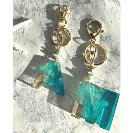 Oceanlea イニシャルキーホルダー（青グラデーション）