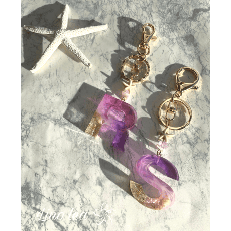 Oceanlea イニシャルキーホルダー（紫・ピンク）