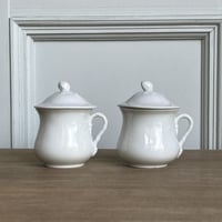 白い蓋つきクリームポット