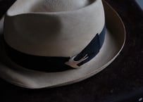 真鍮　ツバメ帽子ブローチ